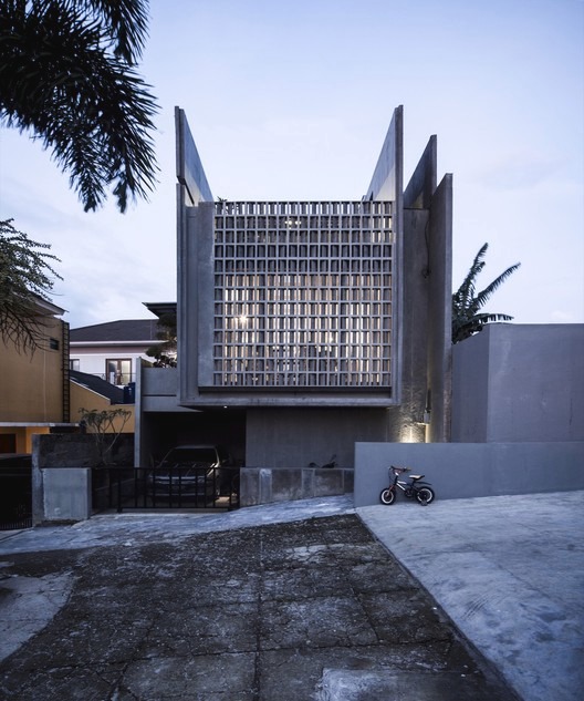 Conformable Minimax House in Lembang